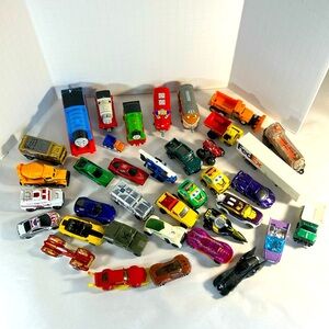 Huge batch of 37 toy vehicles Hot Wheels, Matchbox, Thomas and others